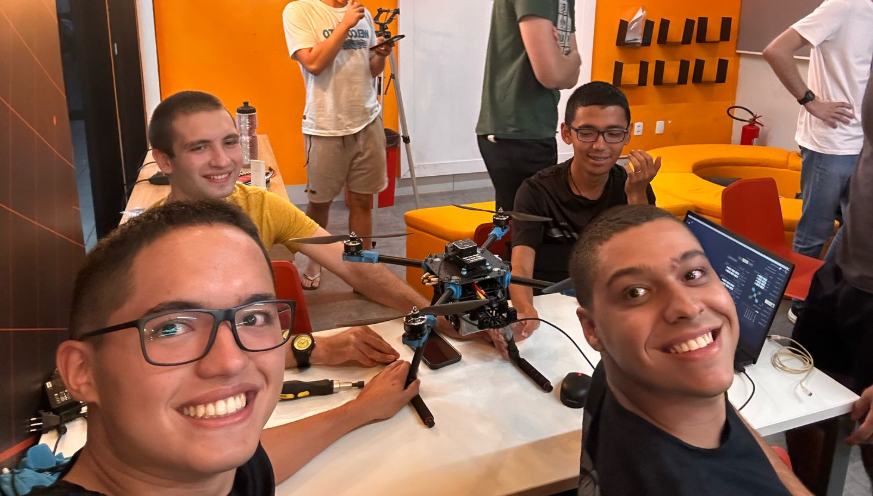 Novos membros mexendo nos drones.