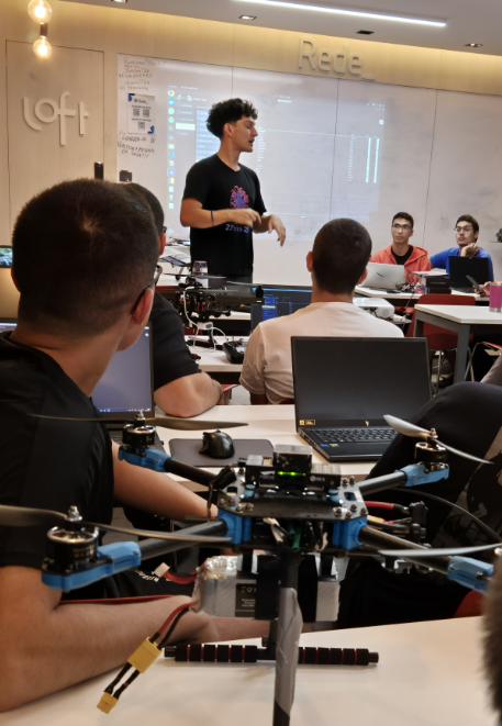 Presidente explicando como mexer no drone